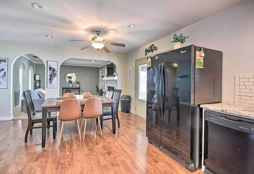 Charming Clovis Home W/ Covered Patio!