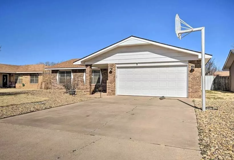 Charming Clovis Home W/ Covered Patio!