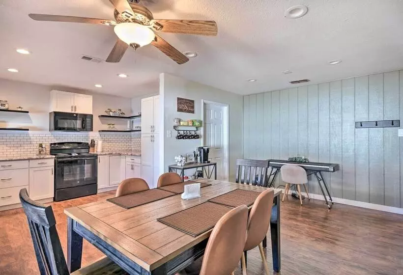 Charming Clovis Home W/ Covered Patio!