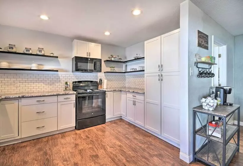 Charming Clovis Home W/ Covered Patio!