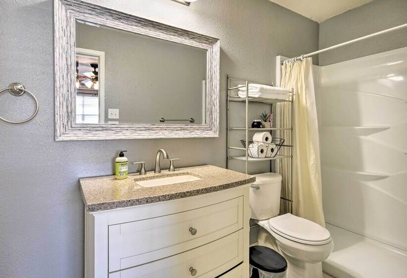 Charming Clovis Home W/ Covered Patio!