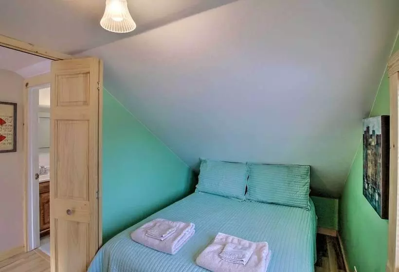 Charming Lake Ripley Cottage W/ Water View!