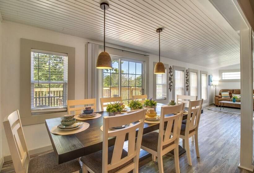 Charming Mountain Home Retreat: Walk To Marina!