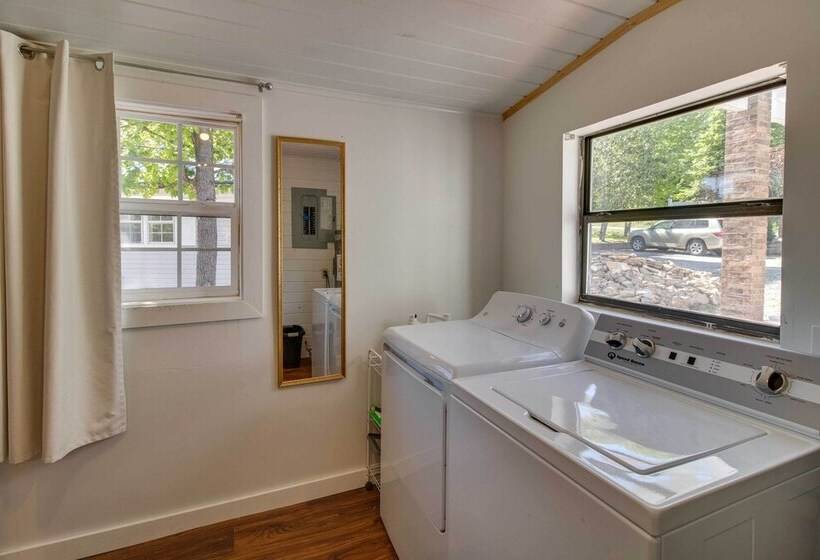 Charming Mountain Home Retreat: Walk To Marina!