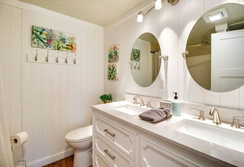 Charming Mountain Home Retreat: Walk To Marina!