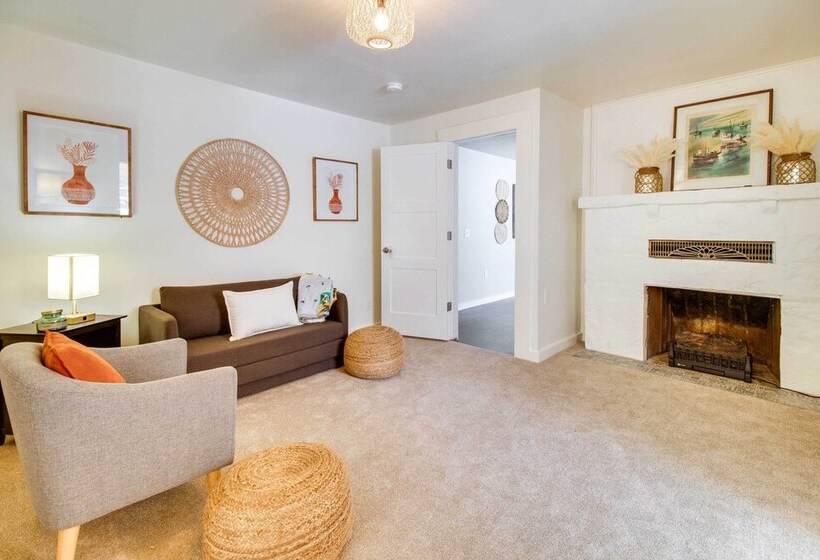 Charming Mountain Home Retreat: Walk To Marina!