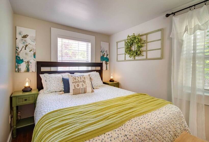 Charming Mountain Home Retreat: Walk To Marina!