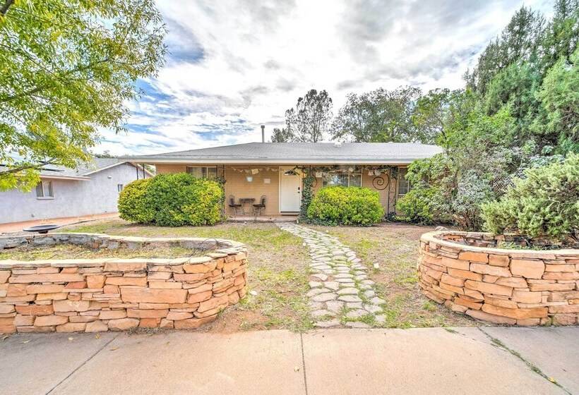 Pet Friendly Cottonwood Home W/ Mountain View!