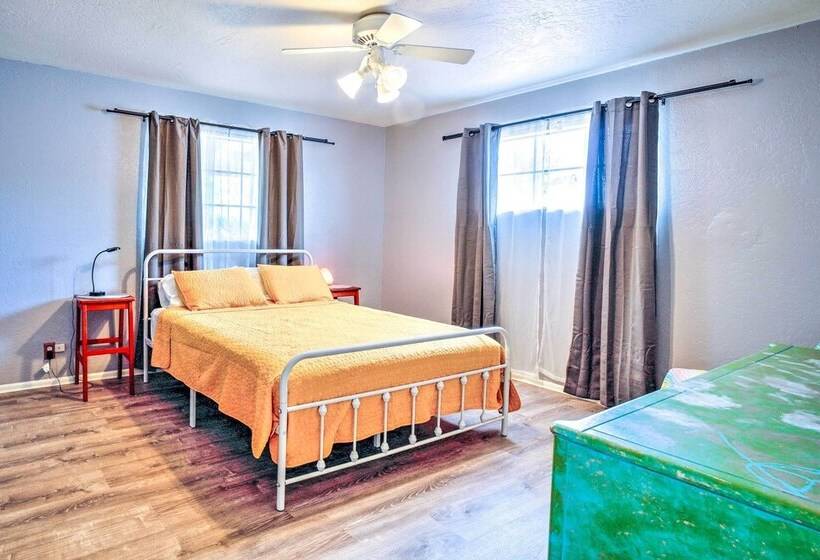 Pet Friendly Cottonwood Home W/ Mountain View!