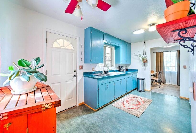 Pet Friendly Cottonwood Home W/ Mountain View!