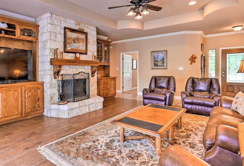 Cozy Texas Retreat W/ Patio, Grill & Horseshoes!