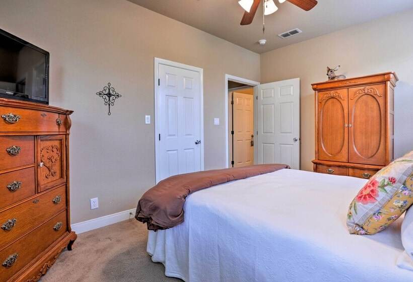 Cozy Texas Retreat W/ Patio, Grill & Horseshoes!