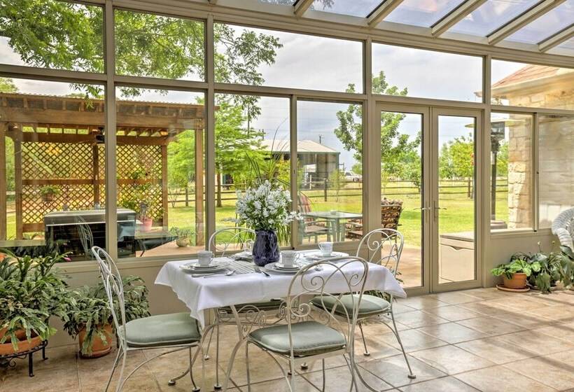 Cozy Texas Retreat W/ Patio, Grill & Horseshoes!