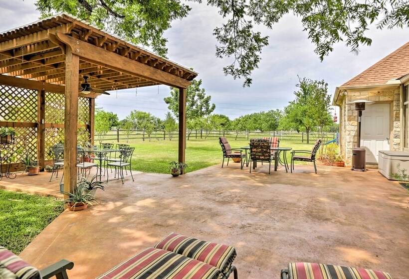 Cozy Texas Retreat W/ Patio, Grill & Horseshoes!