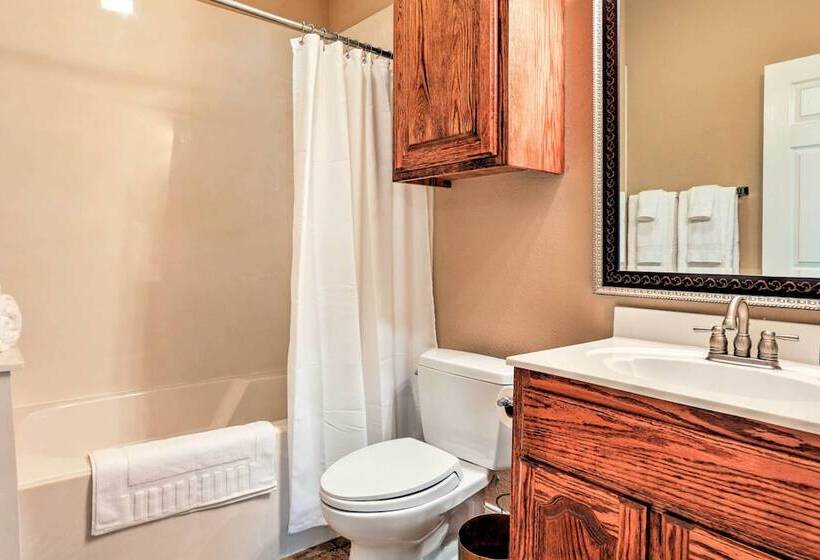 Cozy Texas Retreat W/ Patio, Grill & Horseshoes!