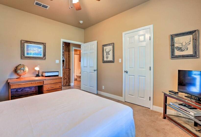 Cozy Texas Retreat W/ Patio, Grill & Horseshoes!