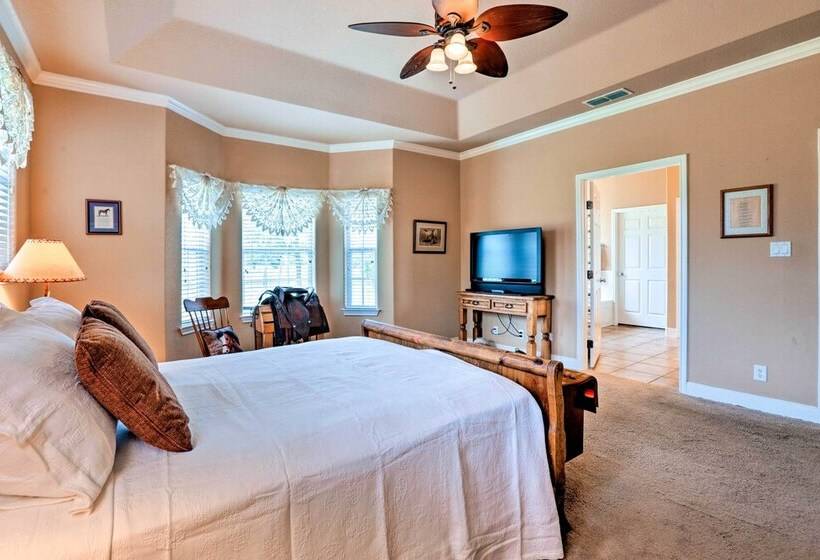 Cozy Texas Retreat W/ Patio, Grill & Horseshoes!