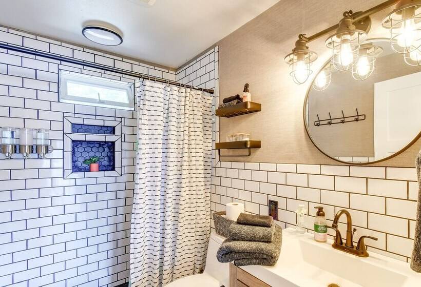 Dreamy Wooded Cabin With Private Beach & Kayaks!