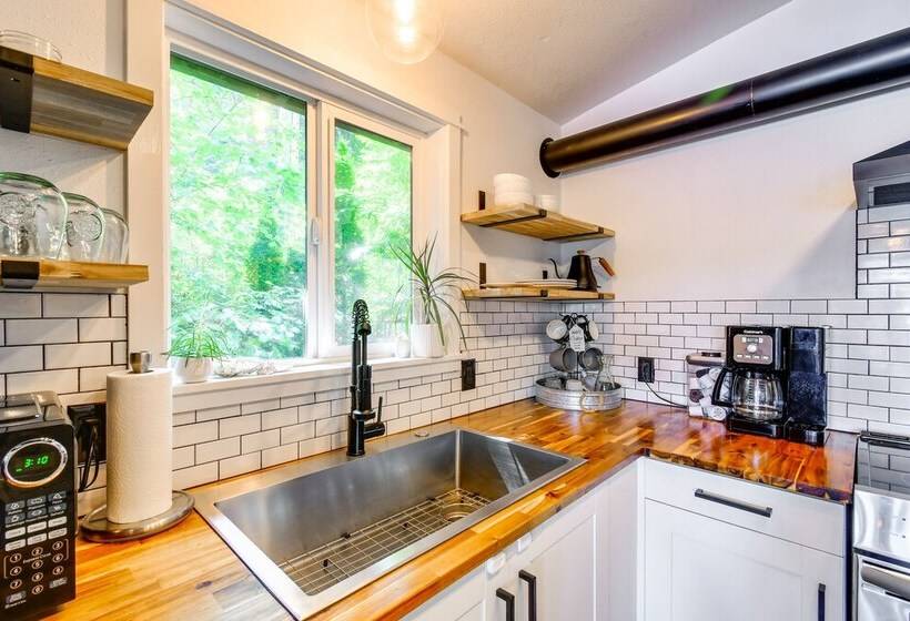 Dreamy Wooded Cabin With Private Beach & Kayaks!