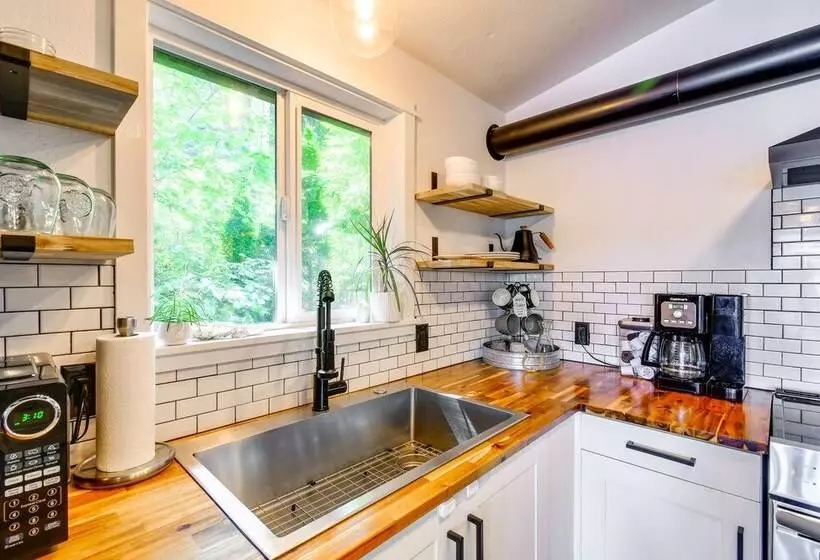 Dreamy Wooded Cabin With Private Beach & Kayaks!