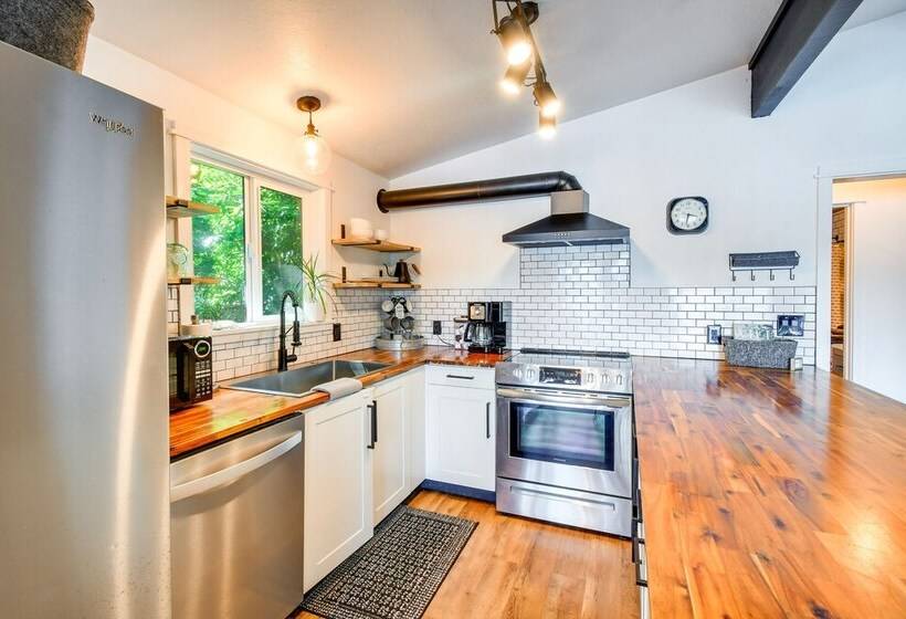 Dreamy Wooded Cabin With Private Beach & Kayaks!