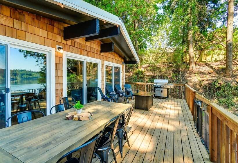 Dreamy Wooded Cabin With Private Beach & Kayaks!