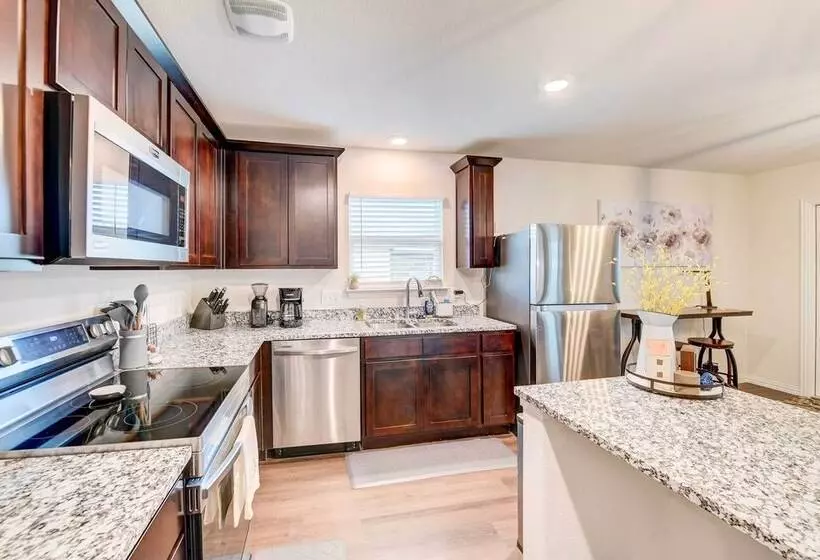 ~ 6 Mi To Waco: Newly Constructed Family Home