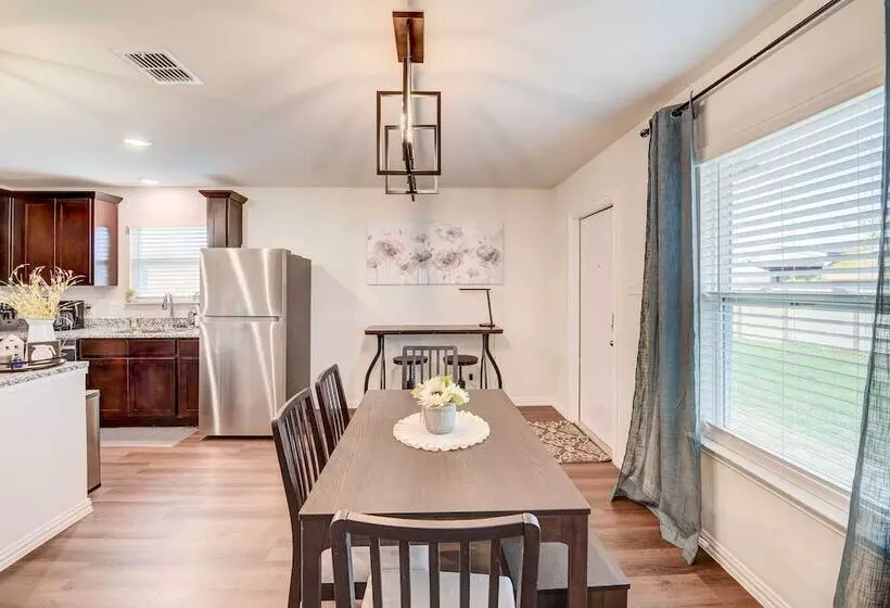 ~ 6 Mi To Waco: Newly Constructed Family Home