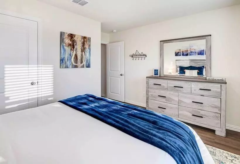 ~ 6 Mi To Waco: Newly Constructed Family Home