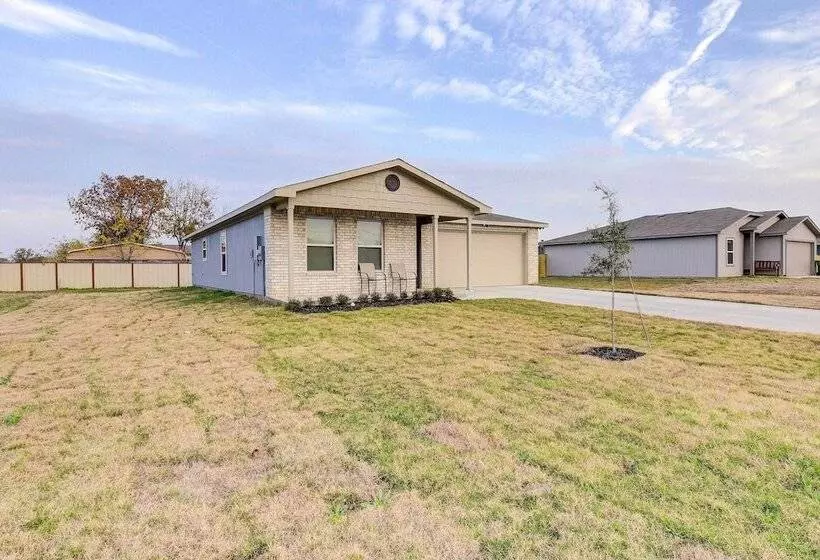 ~ 6 Mi To Waco: Newly Constructed Family Home