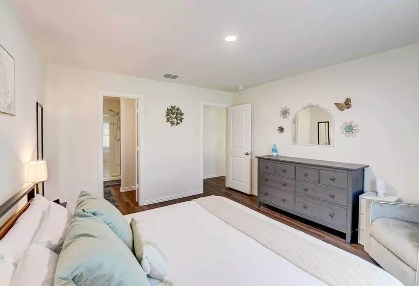 ~ 6 Mi To Waco: Newly Constructed Family Home