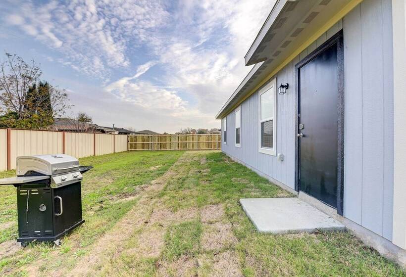 ~ 6 Mi To Waco: Newly Constructed Family Home