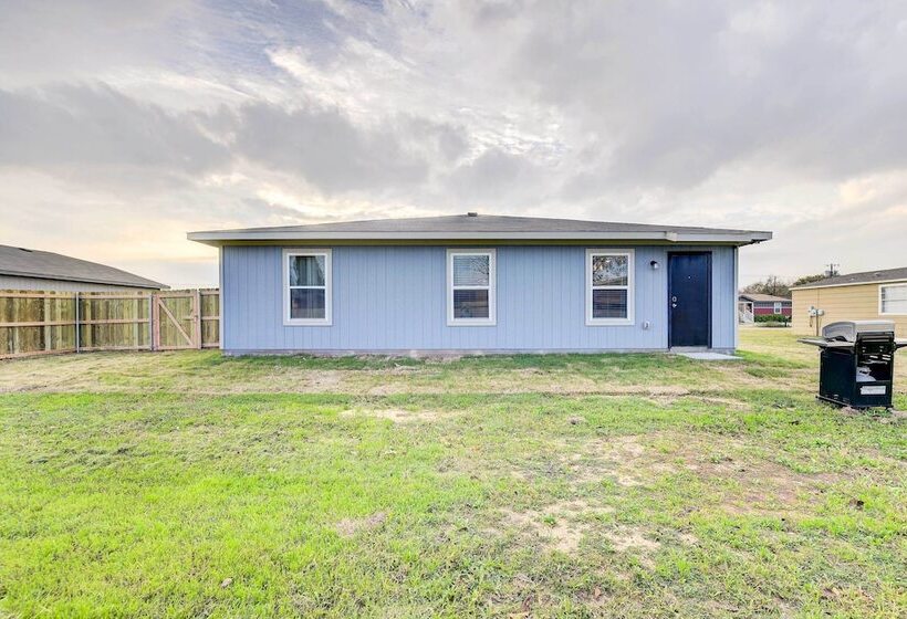 ~ 6 Mi To Waco: Newly Constructed Family Home
