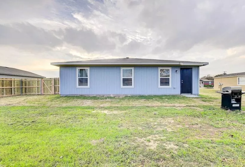 ~ 6 Mi To Waco: Newly Constructed Family Home