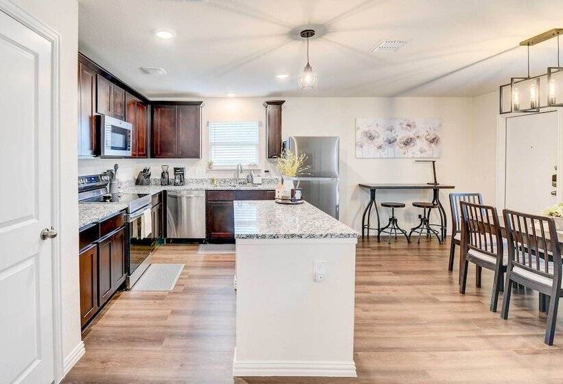 ~ 6 Mi To Waco: Newly Constructed Family Home