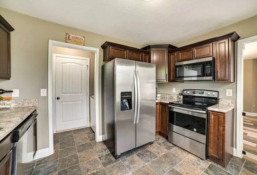 Family Friendly Home: 9 Mi To Clarksville Speedway