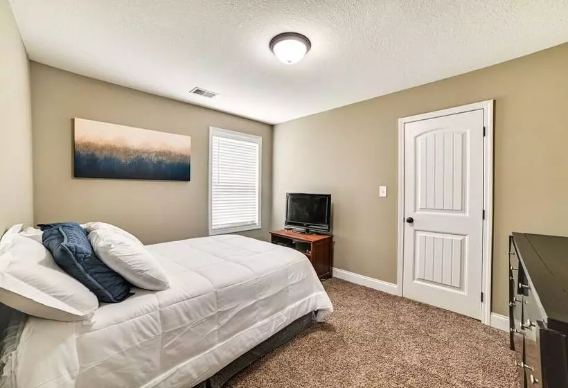 Family Friendly Home: 9 Mi To Clarksville Speedway