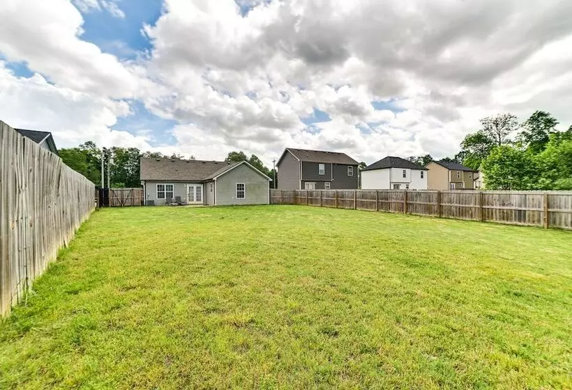 Family Friendly Home: 9 Mi To Clarksville Speedway