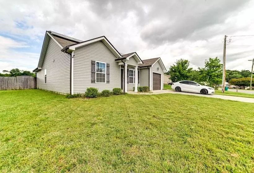 Family Friendly Home: 9 Mi To Clarksville Speedway
