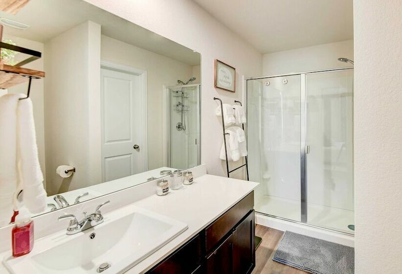 ~ 6 Mi To Waco: Newly Constructed Family Home