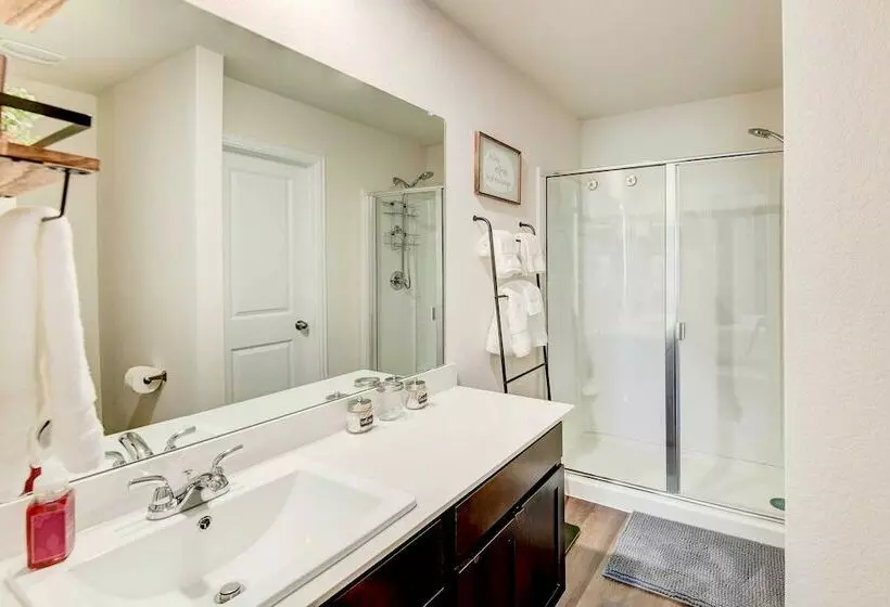 ~ 6 Mi To Waco: Newly Constructed Family Home