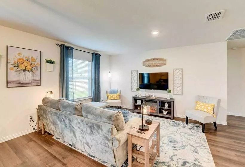 ~ 6 Mi To Waco: Newly Constructed Family Home