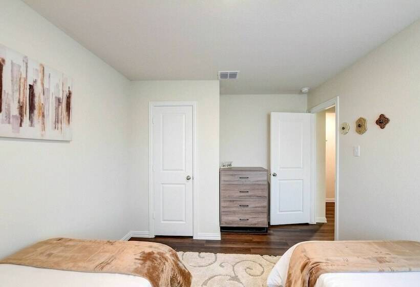 ~ 6 Mi To Waco: Newly Constructed Family Home