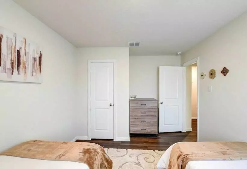 ~ 6 Mi To Waco: Newly Constructed Family Home