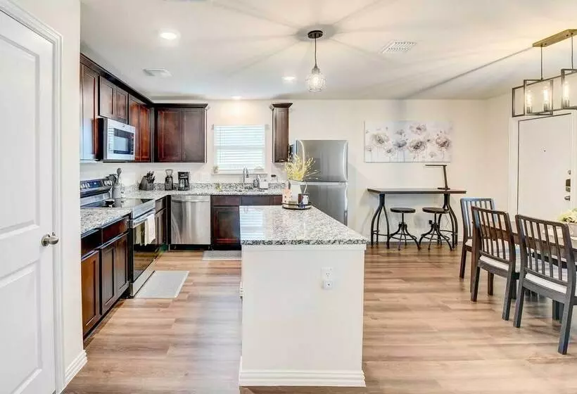 ~ 6 Mi To Waco: Newly Constructed Family Home