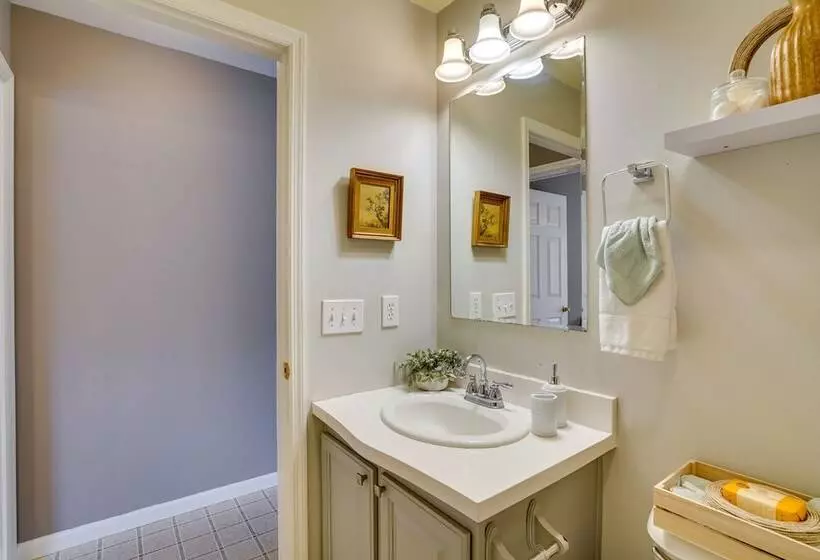 Dog Friendly Freeville Home ~ 8 Mi Cayuga Lake!