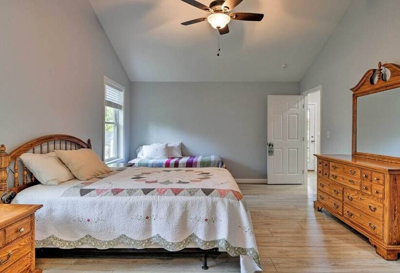 Covered Deck, Grill & Game Room: Gilford House!