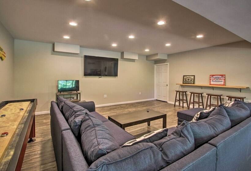 Covered Deck, Grill & Game Room: Gilford House!