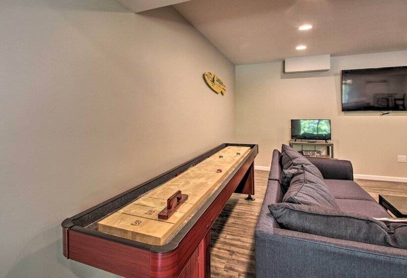 Covered Deck, Grill & Game Room: Gilford House!