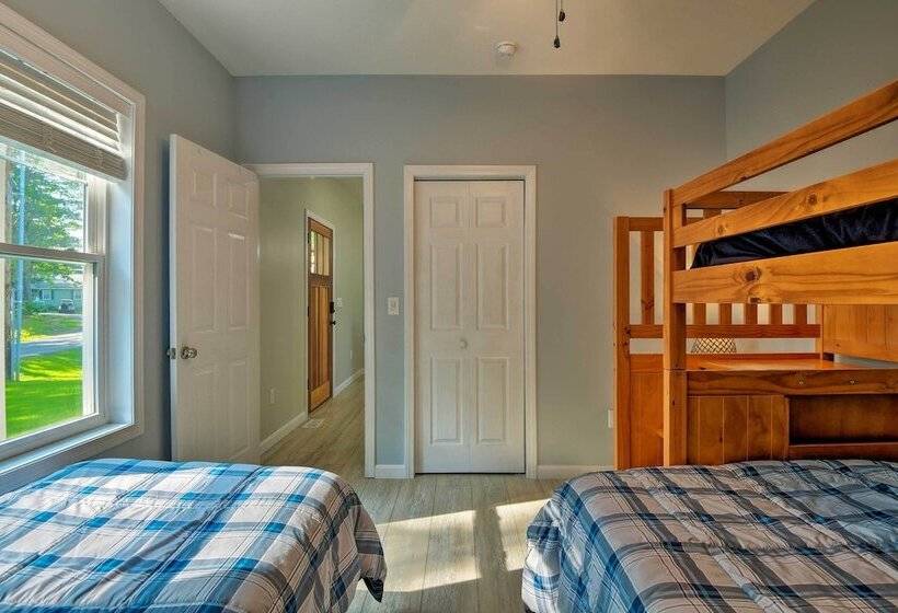 Covered Deck, Grill & Game Room: Gilford House!